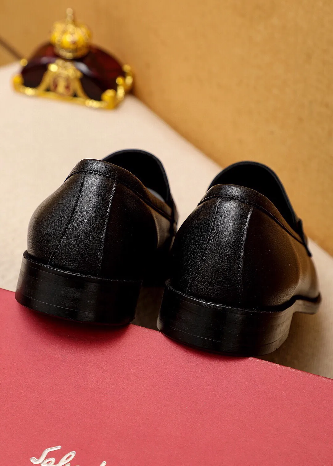 Men's shoes 💰400 💐 Product trademark: Ferragamo "Ferragamo" casual leather shoes Regular size: 39-44 (38.45.46🉑️customized) Product materials: Selected imported calfskin upper + classic hardware buckle, imported pig leather lining. Strong three-dimensional visual effect, non-slip and wear-resistant combination outsole Color: 1⃣️color optional